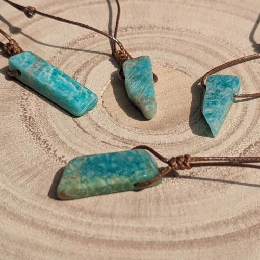 collier amazonite brute, zoom sur les différentes pierres