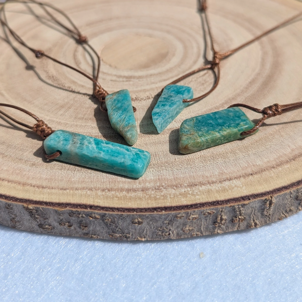 Collier en Amazonite brute sur corde – Naturel et apaisant