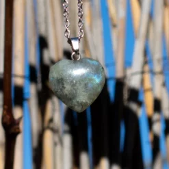 zoom sur la pierre labradorite