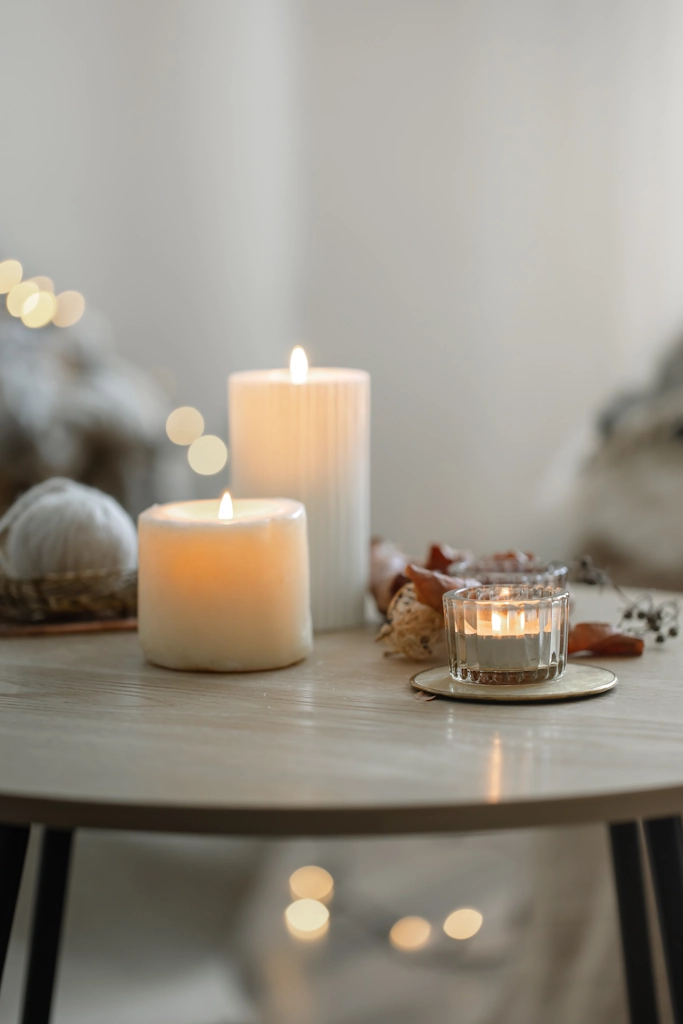 deux bougies sur une table