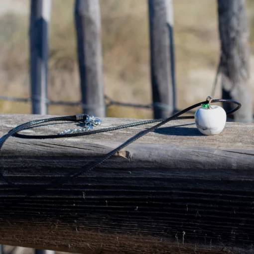 collier pomme en howlite posé