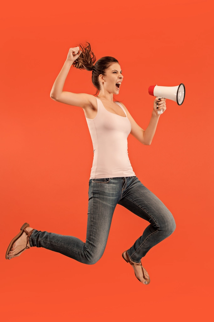 action, femme avec un megaphone