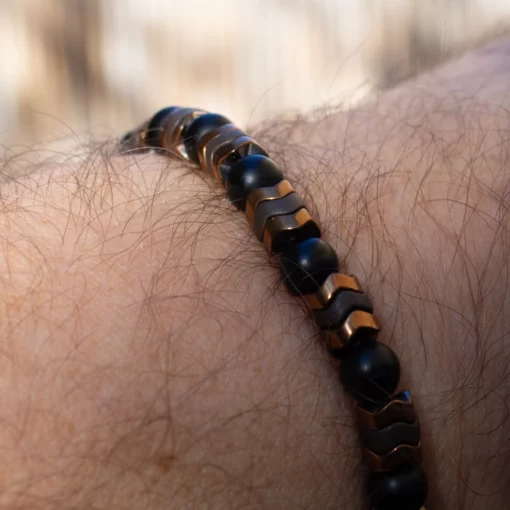Équilibre et énergie garantie avec notre bracelet Titan Noir (6mm) – Image 3