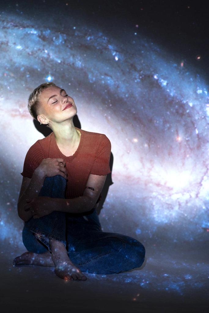 le singe astrologique des cancers sur fond d'univers