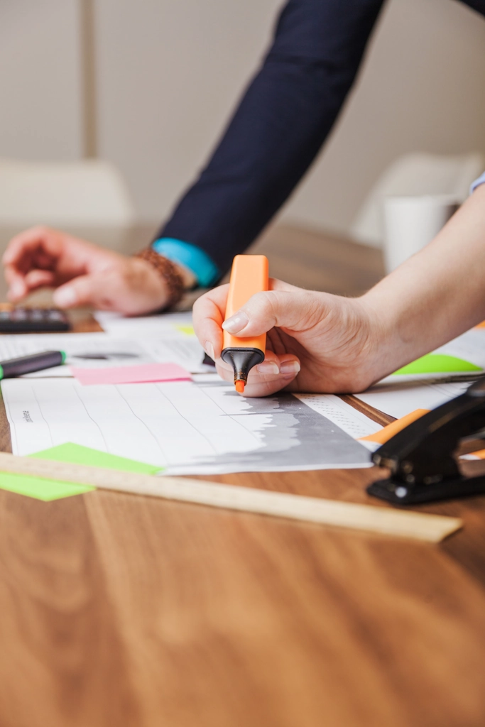femme en pleine réunion de travail