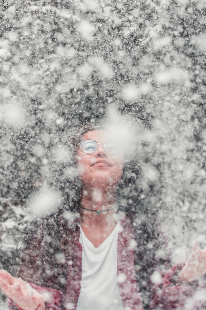 femme sous la neige