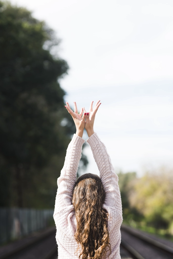 une femme fait du yoga et se relaxe en exterieur