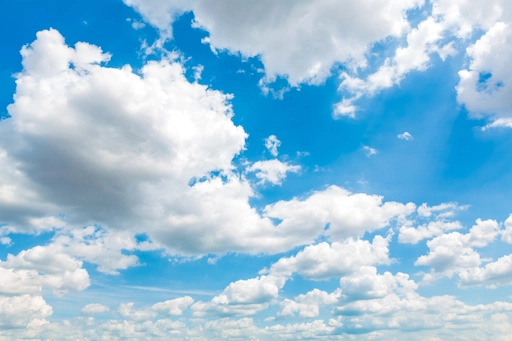 des nuages dans le ciel bleu