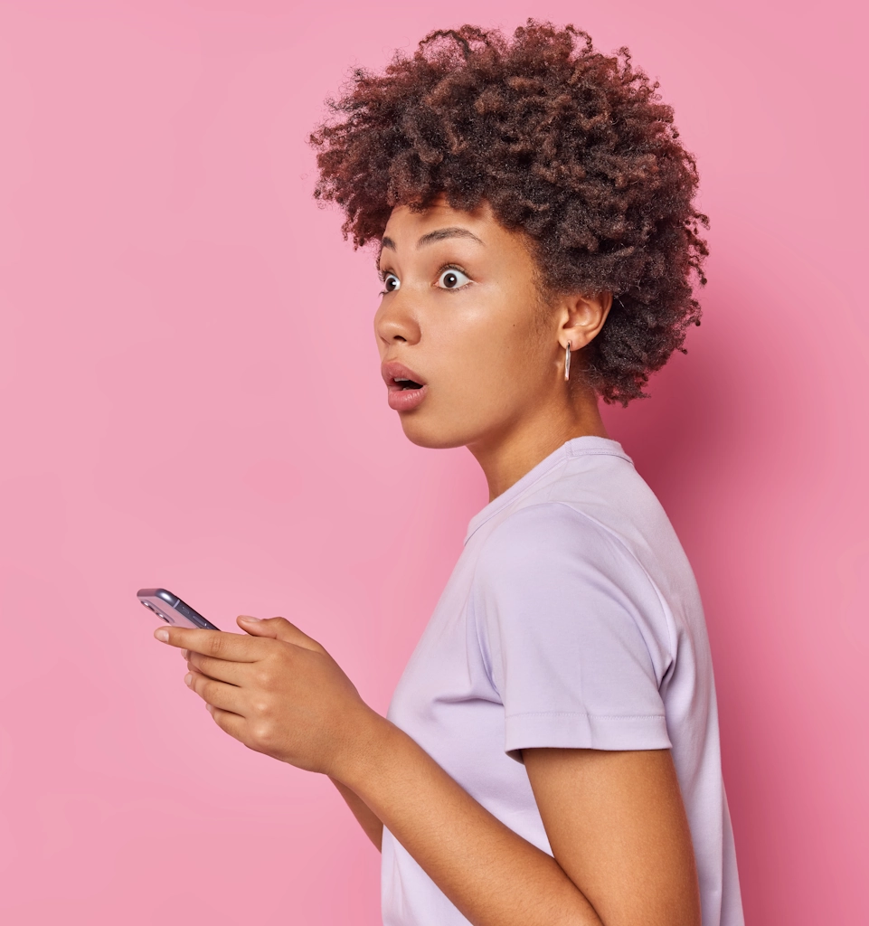 femme surprise avec un sms