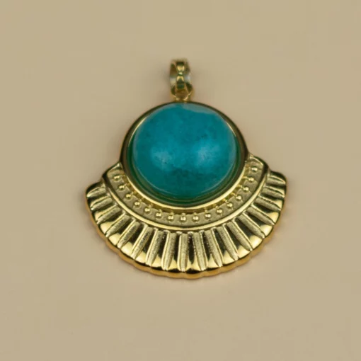 pendentif amazonite sur fond uni