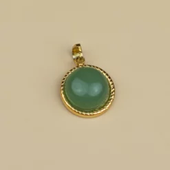 pendentif en aventurine verte naturelle sur fond