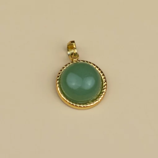 pendentif en aventurine verte naturelle sur fond