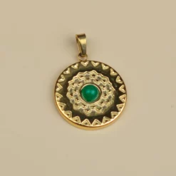 pendentif soleil avec pierre naturelle aventurine verte sur fond