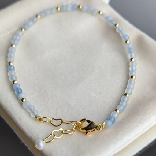 bracelet aigue marine 3mm sur pochon vue de près