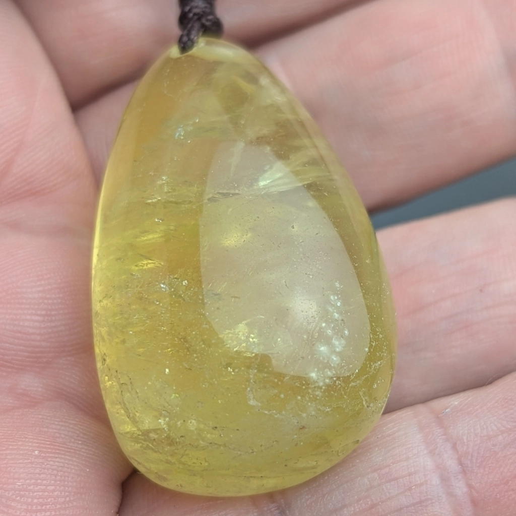 collier citrine sur main