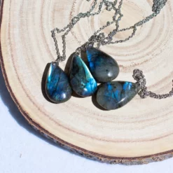 colliers en labradorite brute