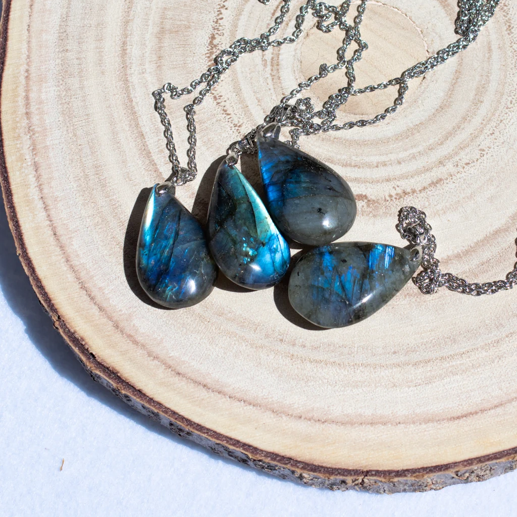 colliers en labradorite brute